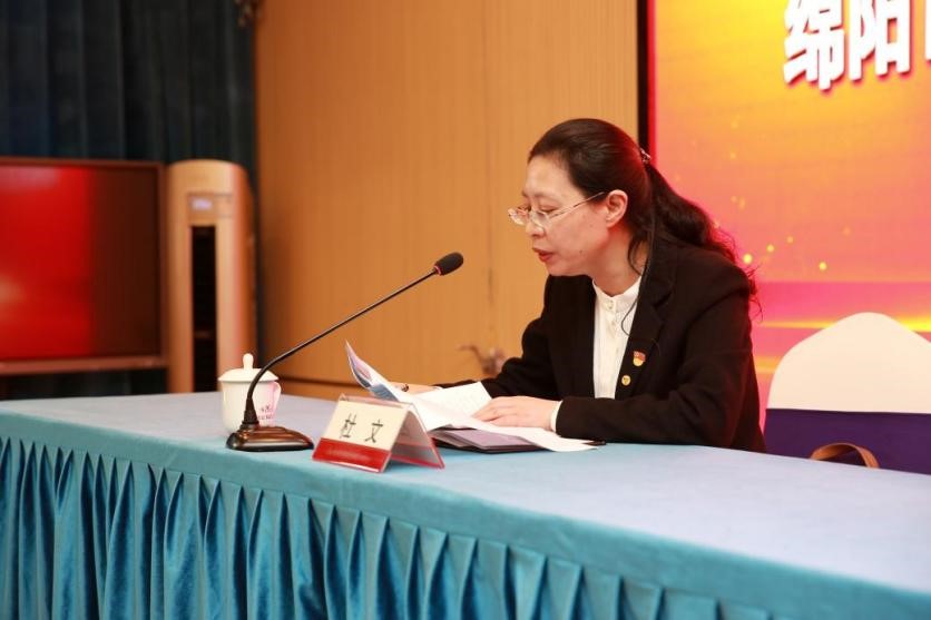 圖為農發行綿陽市分行黨委書記、行長杜文講專題黨課